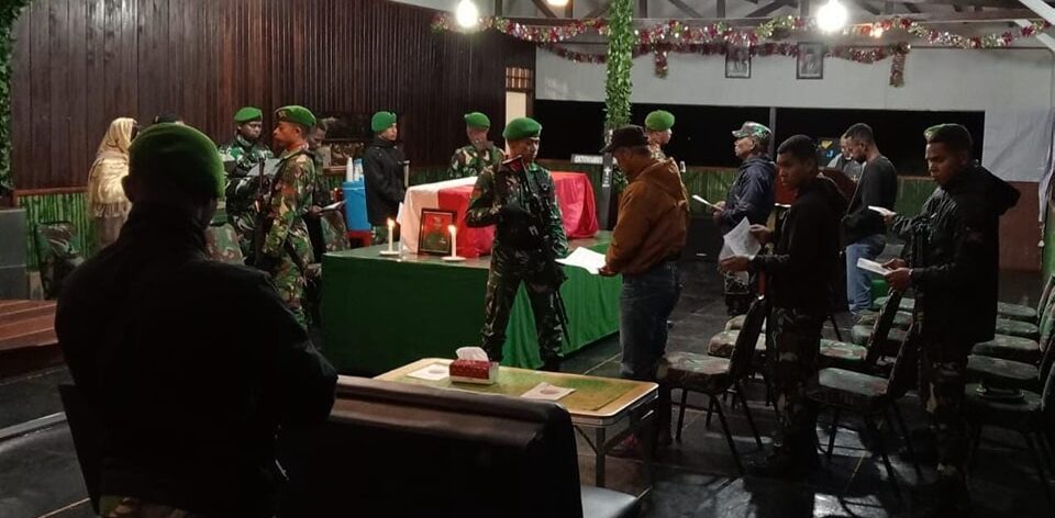 FOTO - Jenazah Almarhum Letda Inf Oktavianus Sogalrey saat disemayamkan di Makodim 1703/Deiyai.