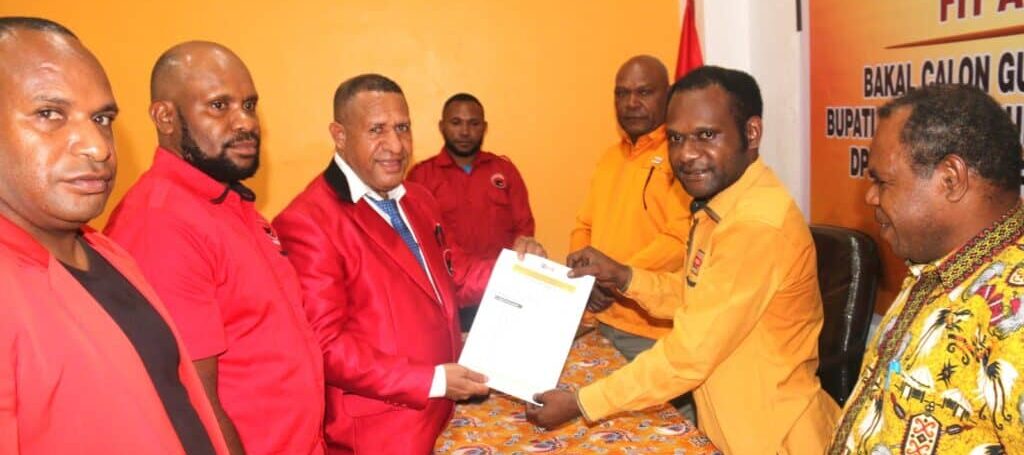 FOTO - Bakal Calon Bupati Pegunungan Bintang Spei Yan Bidana, ST,M.Si saat menerima lampiran Fit and Proper Test dari Ketua DPD HANURA Provinsi Papua Pegunungan, Edison Lambe di Kantor Sekretariat Hanura, Sabtu, (11/5/2024).