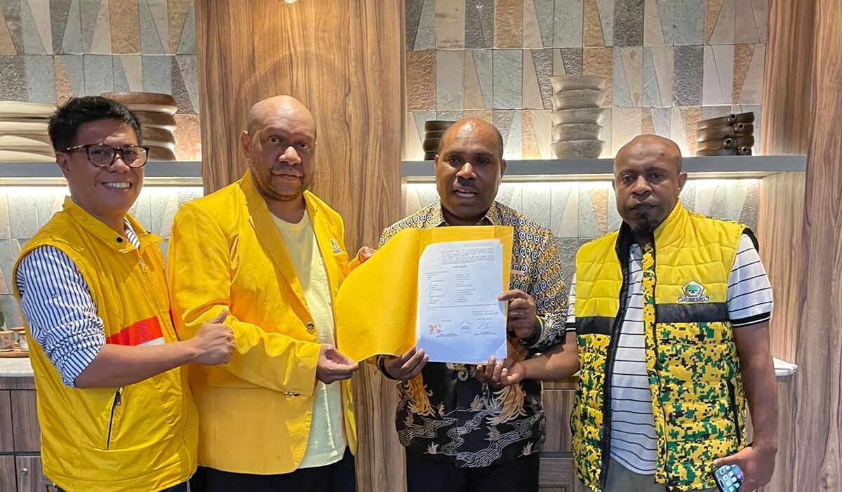 Partai Golkar memberikan rekomendasi B1KWK kepada pasangan Maximus Tipagau dan Peggi Patricia Pattipi untuk maju dalam Pemilihan Kepala Daerah (Pilkada) Kabupaten Mimika tahun 2024.