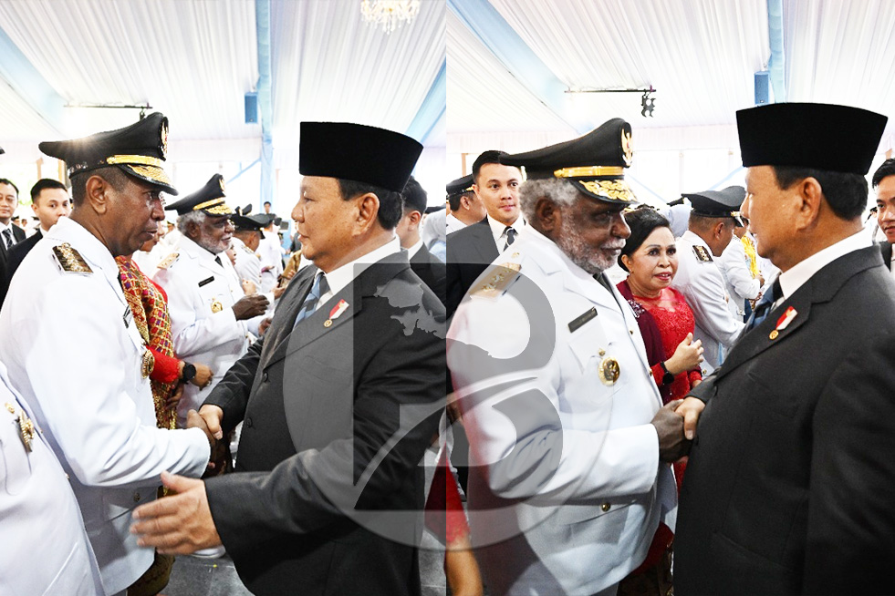 Presiden Repbulik Indonesia Prabowo Subianto menyampaikan ucapan selamat sekaligus berjabat tangan bersama Apolo Safanpo serta Paskalis Imadawa.