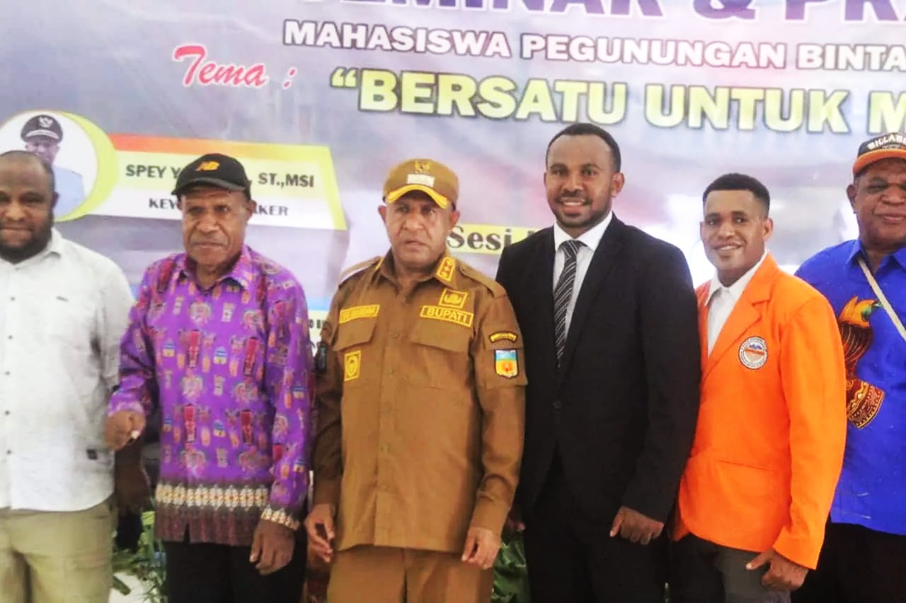 Bupati Pegunungan Bintang, Spei Yan Bidana saat membuka seminar dan pra-kongres Mahasiswa Pegunungan Bintang se-Dunia pada 11 November 2023.