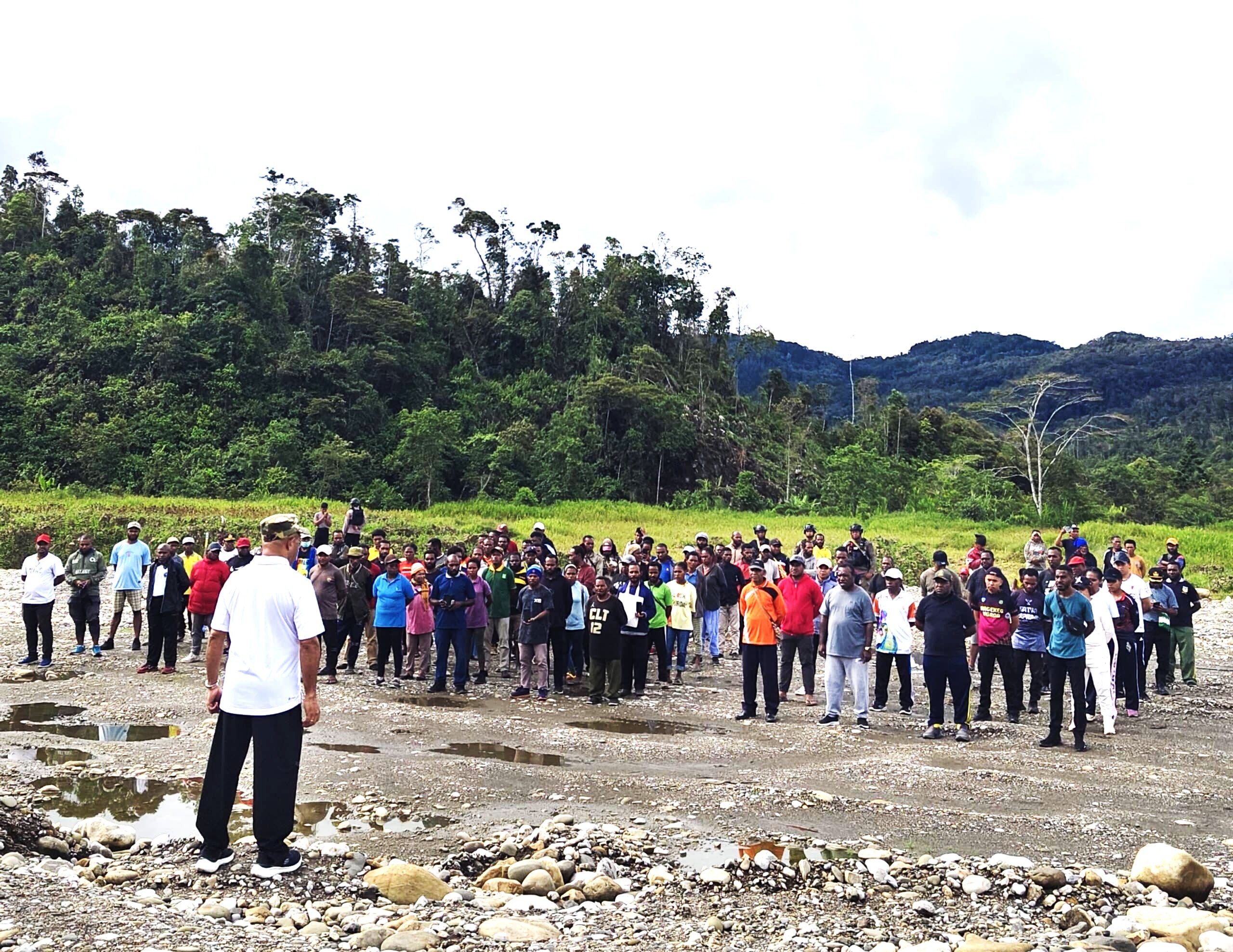 Bupati Pegubin Spei Bidana, saat memberikan pengarahan kepada ASN dan mahasiswa Universitas Okmin Papua (UOP) di komples kampus UOP, Kampung Epsiding, Distrik Serambakon, Pegunungan Bintang, Sabtu (15/03/2025).