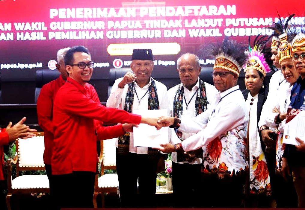 Pasangan calon gubernur dan wakil gubernur Papua, Benhur Tomi Mano (BTM) dan Constant Karma (CK), resmi mendaftarkan pencalonan mereka ke Komisi Pemilihan Umum (KPU) Provinsi Papua pada Minggu, 9 Maret 2025.