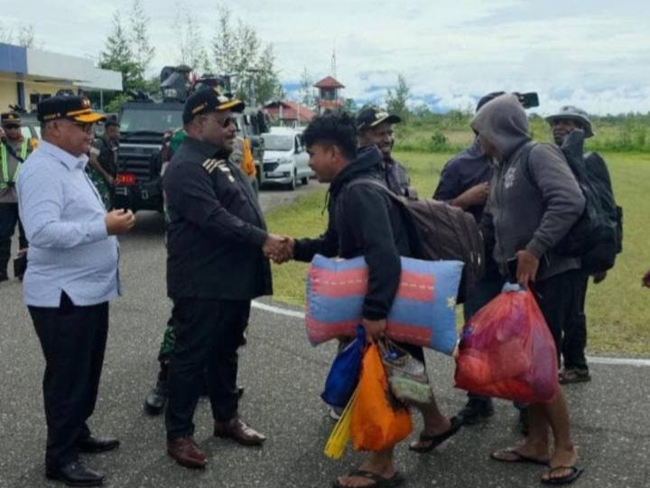 Bupati Yahukimo, Didimus Yahuli menerima langsung evakuasi tujuh guru korban kekerasan KKB di Distrik Anggruk, Kabupaten Yahukimo, Papua Pegunungan, Minggu (23/3/2025).
