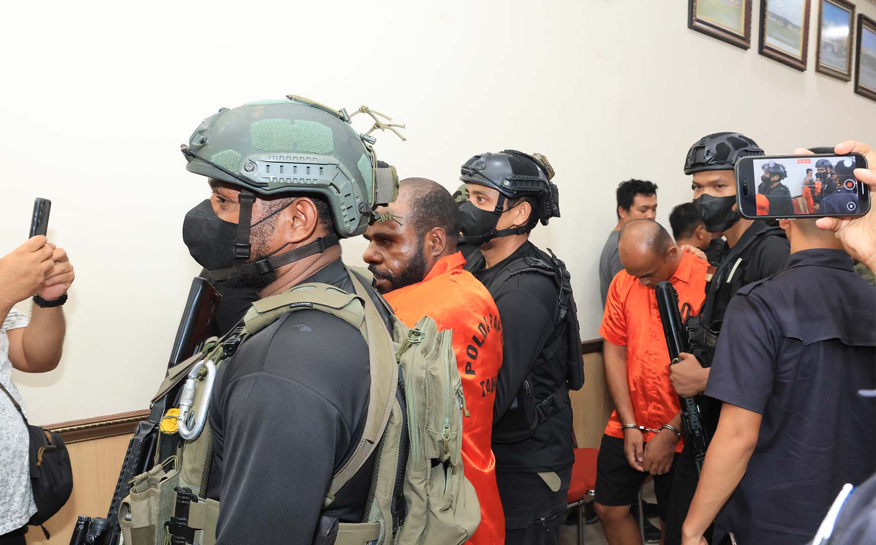 Aparat kepolisian berhasil membongkar jaringan penyelundupan dan pembuatan senjata api (senpi) rakitan yang memasok Kelompok Kriminal Bersenjata (KKB) di Papua.
