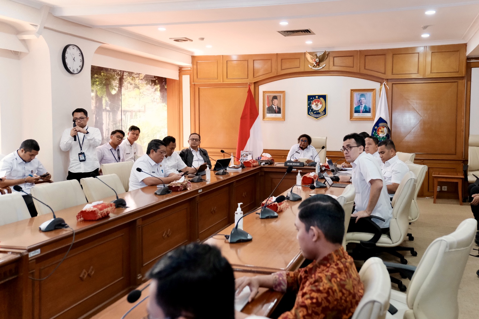 Wakil Menteri Dalam Negeri (Wamendagri) Dr. Ribka Haluk S.Sos., M.M saat memimpin Rapat Kesiapan Pendanaan Pilkada pada Daerah yang Melaksanakan PSU secara hybrid dari Kantor Pusat Kementerian Dalam Negeri (Kemendagri), Jakarta, Rabu (5/3/2025).
