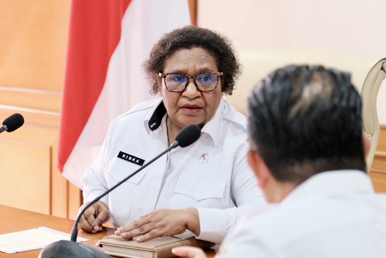 Wakil Menteri Dalam Negeri (Wamendagri) Dr. Ribka Haluk S.Sos., M.M saat memimpin Rapat Kesiapan Pendanaan Pilkada pada Daerah yang Melaksanakan PSU secara hybrid dari Kantor Pusat Kementerian Dalam Negeri (Kemendagri), Jakarta, Rabu (5/3/2025).