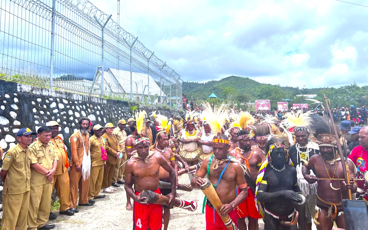 Penyambutan kedatangan rombongan Bupati dan Wakil Bupati terpilih periode 2025-2030, Spei Yan Birdana, ST., M.Si. dan Arnold Nam, S.AP di Bandar Udara Oksibil, Senin (03/03/2025).
