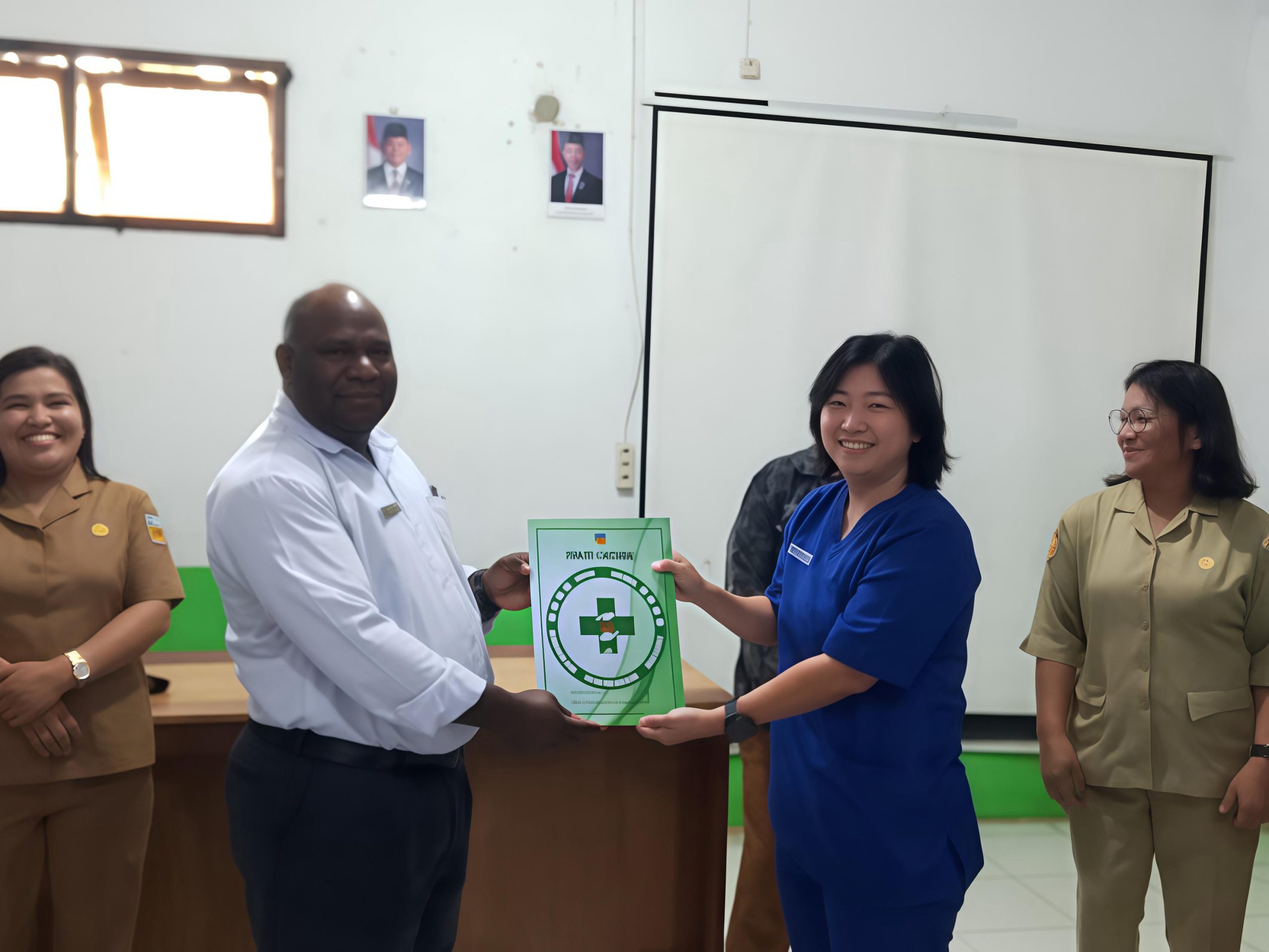 Serah terima jabatan dari Direktur lama RSUD Oksibil Drg. Lim Me Ty, M.KM., Sp.PM, kepada Direktur baru RSUD Oksibil Yarinus Jikwa, S.Kep., Ners., M.Kes.