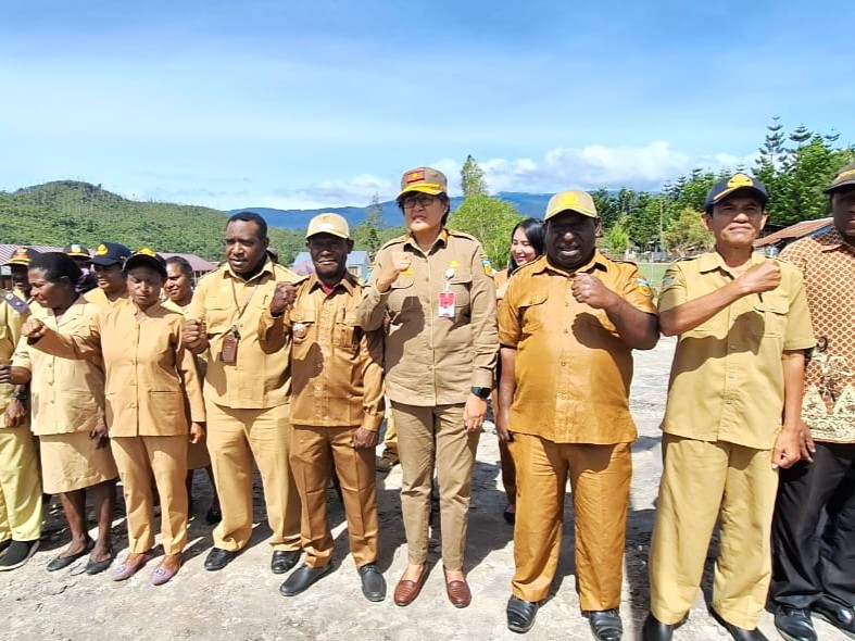 Sekretaris Daerah (Sekda) Kabupaten Pegunungan Bintang, Jeni Linthin (tengah) berfoto bersama dengan para ASN seusai memimpin apel pagi bersama seluruh stakeholder di Distrik Oksibil pada Senin, 17 Maret 2025.