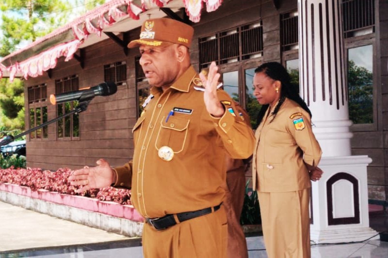 Bupati Pegunungan Bintang, Spei Yan Bidana, ST., M.Si., saat memimpin apel perdana ASN di halaman Kantor Bupati, didampingi Ketua Pembinaan Kesejahteraan Keluarga (PKK), Ny. Maria Apasarai, S.IP., memimpin apel perdana di Kantor Bupati Pegunungan Bintang, Senin (21/03/2025).