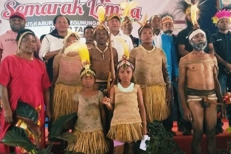 Bupati Kabupaten Pegunungan Bintang (Pegubin), Spei Yan Bidana, ST., M.Si., secara resmi membuka perlombaan musik akustik ke-8 di Gedung Soskat Oksibil, Kamis (27/3/2025), dalam rangka memperingati Hari Ulang Tahun (HUT) Kabupaten Pegunungan Bintang yang ke-22.
