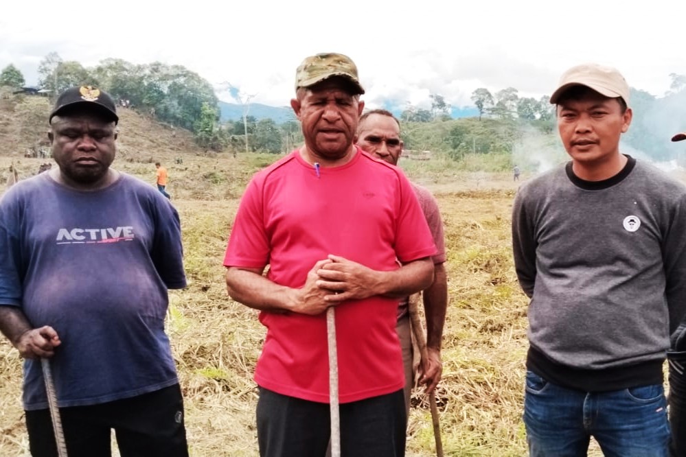 Bupati Kabupaten Pegunungan Bintang (Pegubin), Spei Yan Bidana, ST. M.Si, disela-sela membersihkan lahan bakal lapangan sepakbola bertaraf nasional di Dabolding, Kalomdol, Pegubin, pada Jumat (28/3/2028).