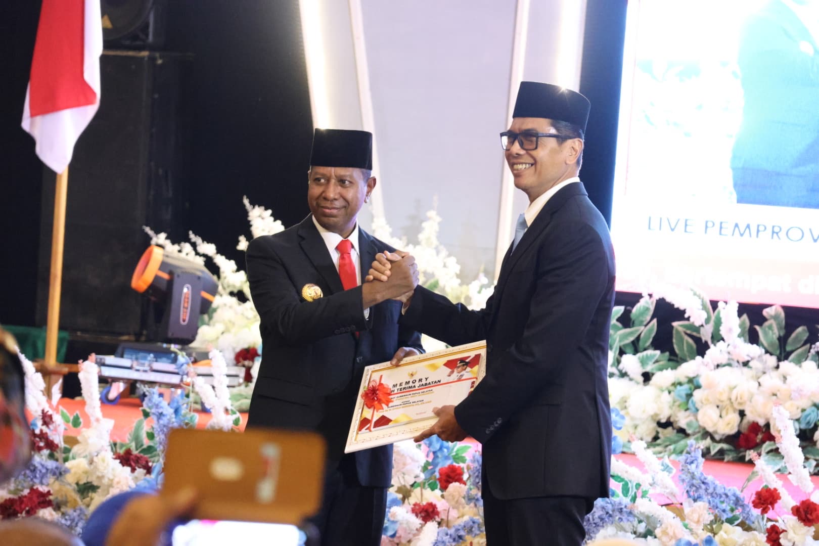 Pj.Gubernur Papua Selatan, Rudy Sufahriadi menyerahkan jabatan Gubernur Papua Selatan definitif ke Apolo Safanpo.