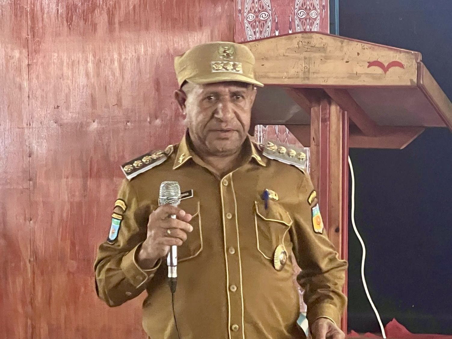Bupati Pegunungan Bintang, Spei Yan Bidana S.T., M.Si saat menyampaikan sambutannya dalam kuliah umum di Aula Paroki Roh Kudus Mabil Abol, pada Selasa, (4/3/2025).