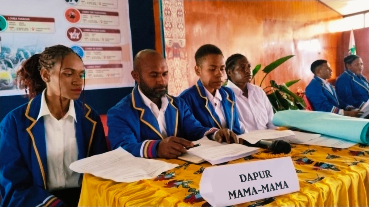 Sebanyak 15 mahasiswa dari Universitas Okmin Papua (UOP) turut ambil bagian dalam ajang lomba ide bisnis yang diselenggarakan di Gedung Serba Guna Soskat, Oksibil, Kamis (4/4/2025).