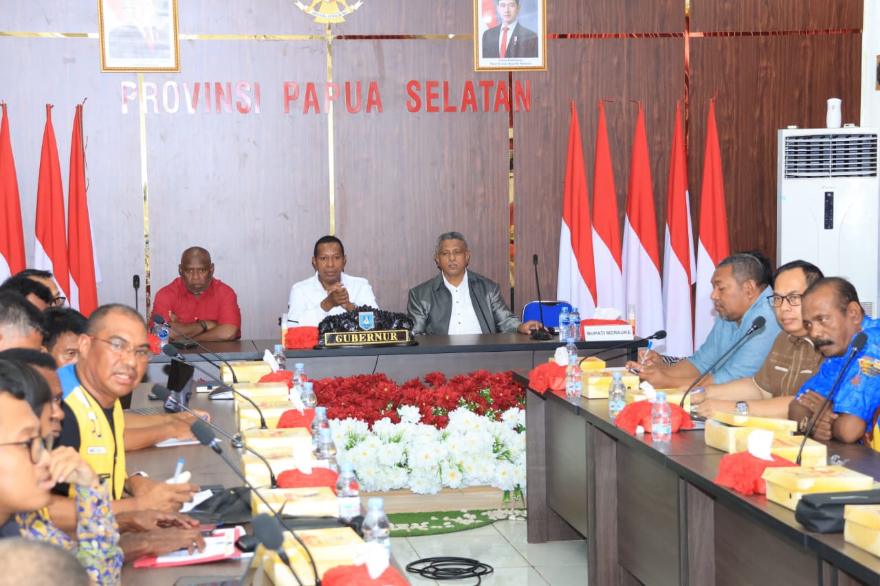 Gubernur Papua Selatan, Apolo Safanpo pimpin rapat pembahasan penanganan banjir bersama BWS Papua wilayah Merauke dan Pemkab Merauke.
