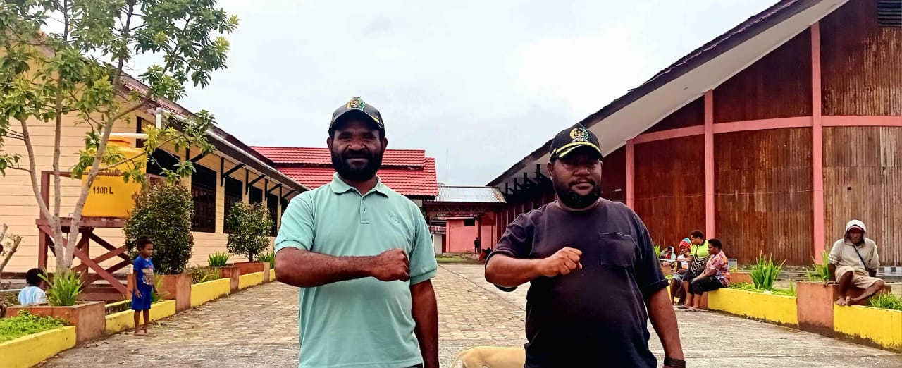 Ketua DPRD Pegubin, Gutinus Wasini (kanan), bersama Ketua II DPRD, Yanus Delka, SE (kiri).