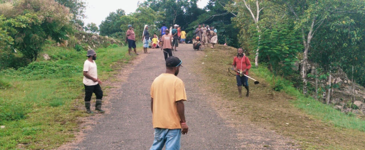 Ketua DPRD Pegubin, Gutinus Wasini, bersama Ketua II DPRD, Yanus Delka, SE, turun langsung ke lapangan bersama sejumlah warga dari Daerah Pemilihan (Dapil) III dalam aksi bersih-bersih lingkungan di sekitar kantor DPRD dan sepanjang jalan utama Kukding, Oksibil.