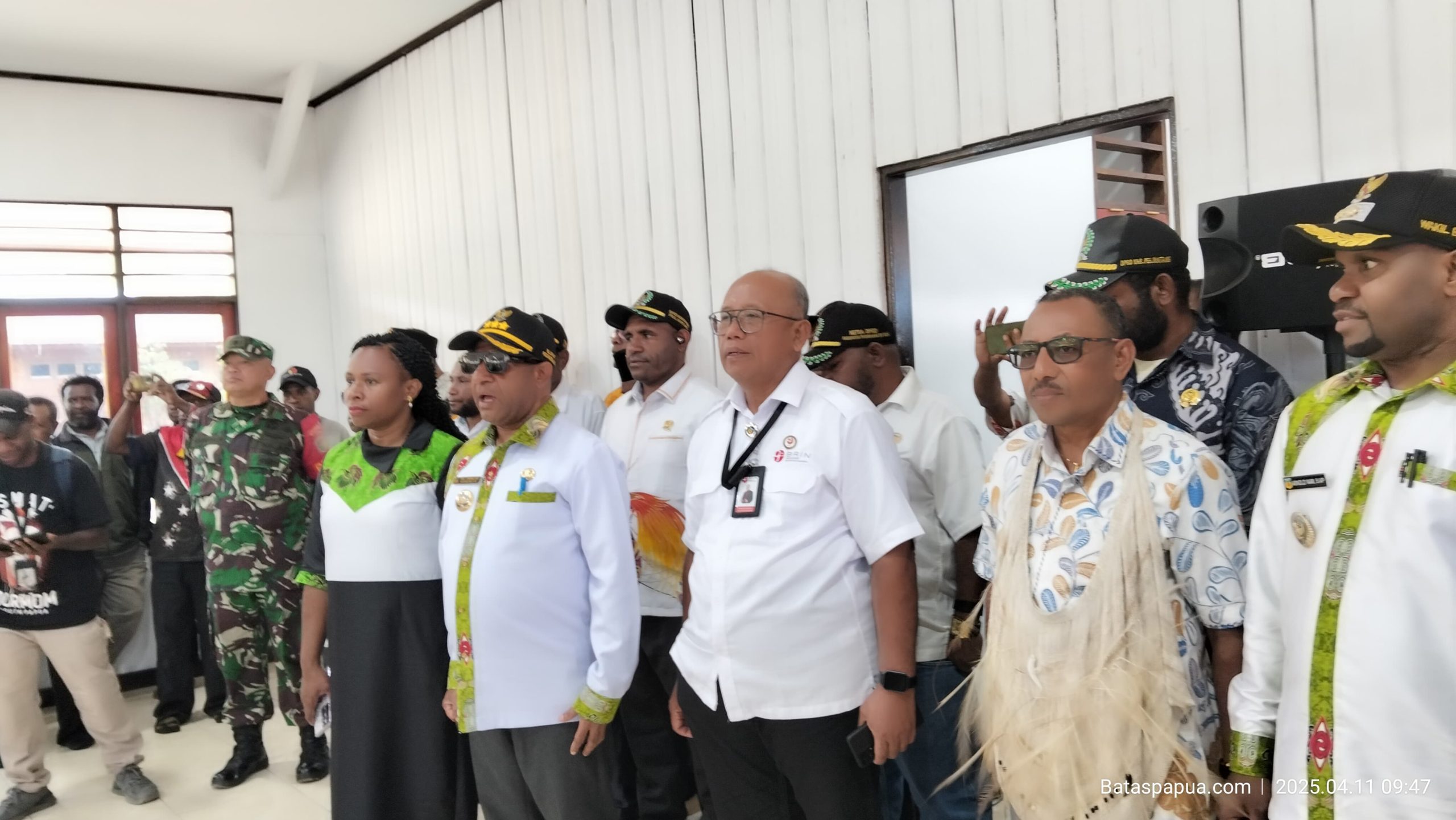 Bupati Spei Yan Bidana, ST., M.Si, dan Wakil Bupati Arnold Nam, S.AP, bersama berbagai tokoh penting seperti Prof. Ir. Yohanes Sardjono dari BRIN, Kepala Kantor Wilayah Kemenkum Papua Anthonius M. Ayorbaba , Pastor Dr. Yohanes Kore, S.Ag., M.A, OFM selaku Rektor UOP, serta pimpinan daerah termasuk Ketua DPRD Gutinus Wasini, Wakil Ketua II Yanus Delka, SE, dan pendiri UOP Geraldus A. Bidana, S.Pd., M.PA.