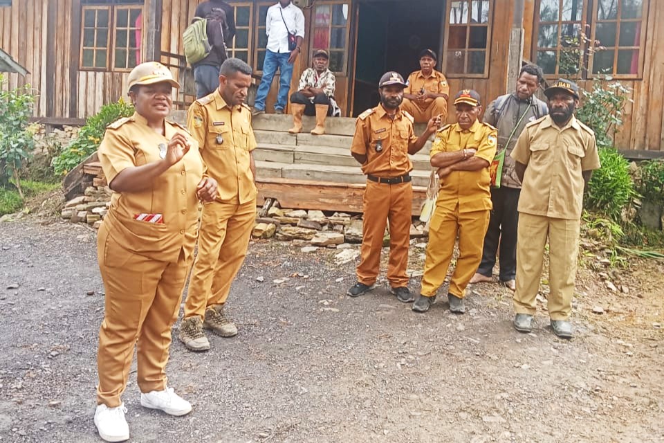 Kepala Distrik (Kadis) yang baru, Rossa R. Malo, S.Kep., M.K.M., (kiri) saat memimpin apel pagi di Distrik Okbab, Pegunungan Bintang.