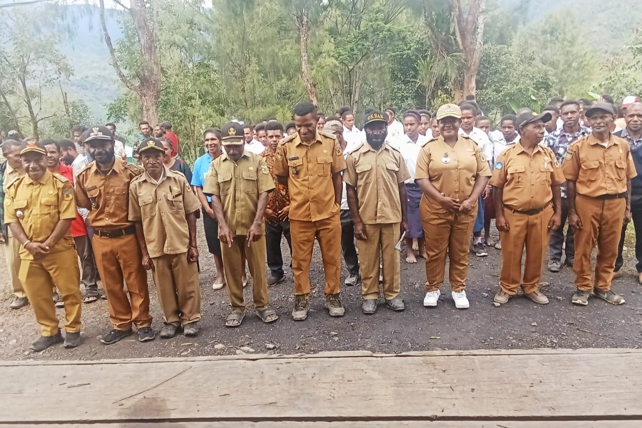 Kepala Distrik (Kadis) yang baru, Rossa R. Malo, S.Kep., M.K.M., berfoto bersama ditengah-tengah ASN seusai memimpin apel pagi di Distrik Okbab, Pegunungan Bintang.