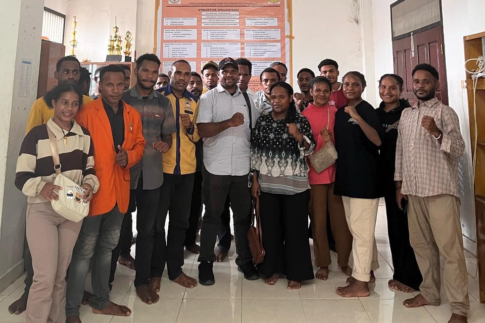 Wakil Bupati Pegunungan Bintang, Arnold Nam, S.AP, beserta Ibu Arnold Nam, mengunjungi para mahasiswa Pegunungan Bintang dalam rangka pergelaran Musorma 2025.