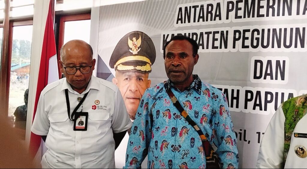 Ketua Dewan Adat Aplim Apom Sibilki, Anthonius Palumki Uropmabin dan Prof. Ir. Yohanes Sardjono.