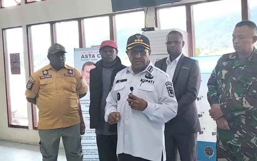 Bupati Pegunungan Bintang, Spei Yan Bidana, ST., M.Si, saat konferensi pers yang digelar di ruang tunggu Bandara Oksibil.