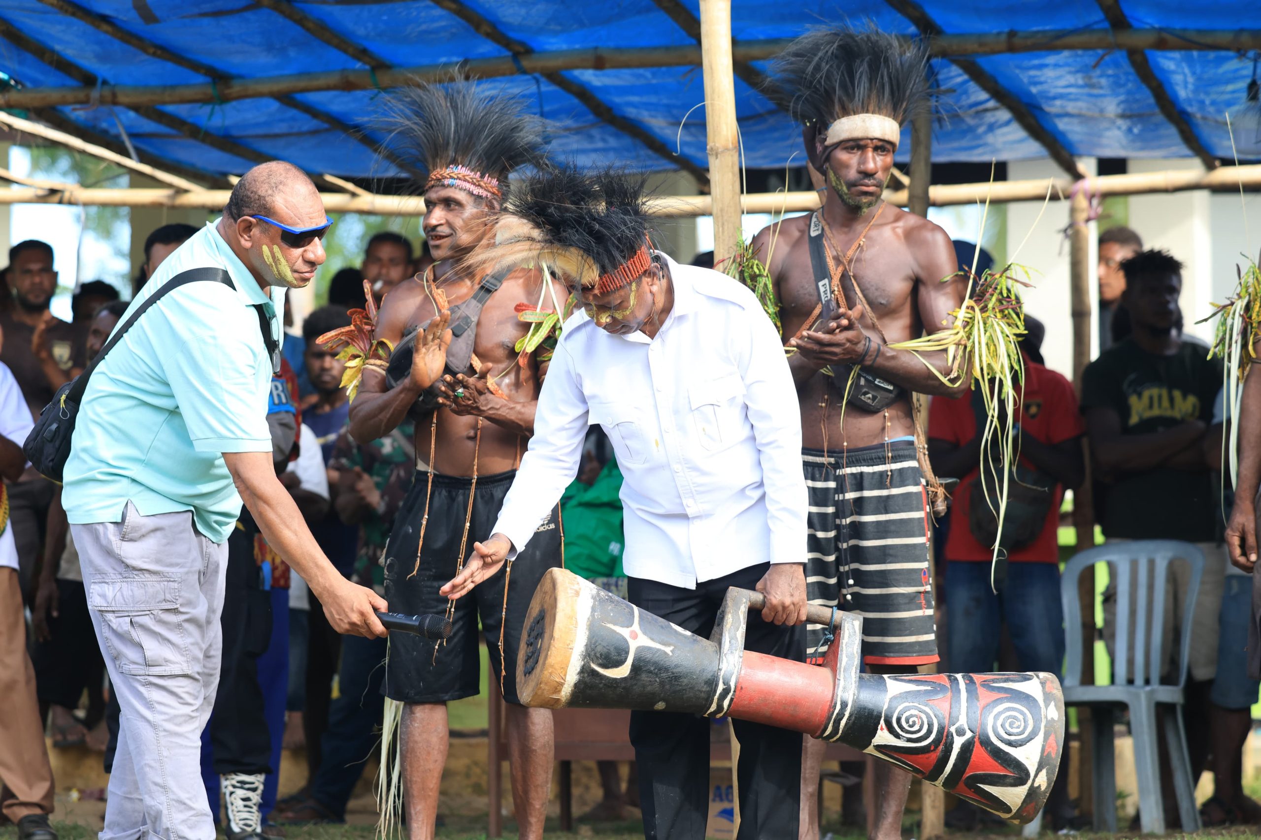Gubernur Papua Selatan, Apolo Safanpo menabuh tifa saat kunker di kampung Sanggase, Distrik Okaba, Kabupaten Merauke, Provinsi Papua Selatan.