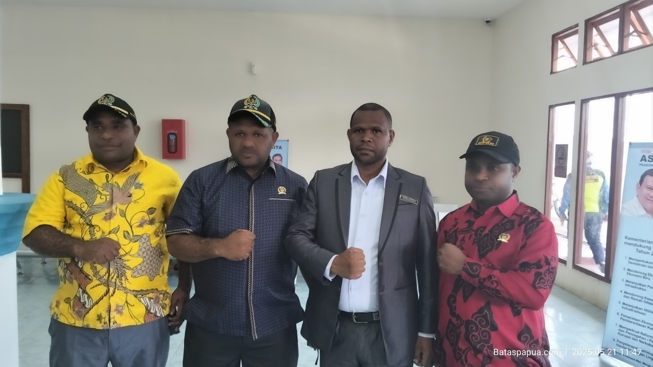 Ketua I DPRD Kabupaten Pegunungan Bintang, Yohanes Agustinus Sitokdana dan Ketua Fraksi Partai Demokrasi Indonesia Perjuangan (PDIP), Mevions Tapyor serta para anggota lainnya.