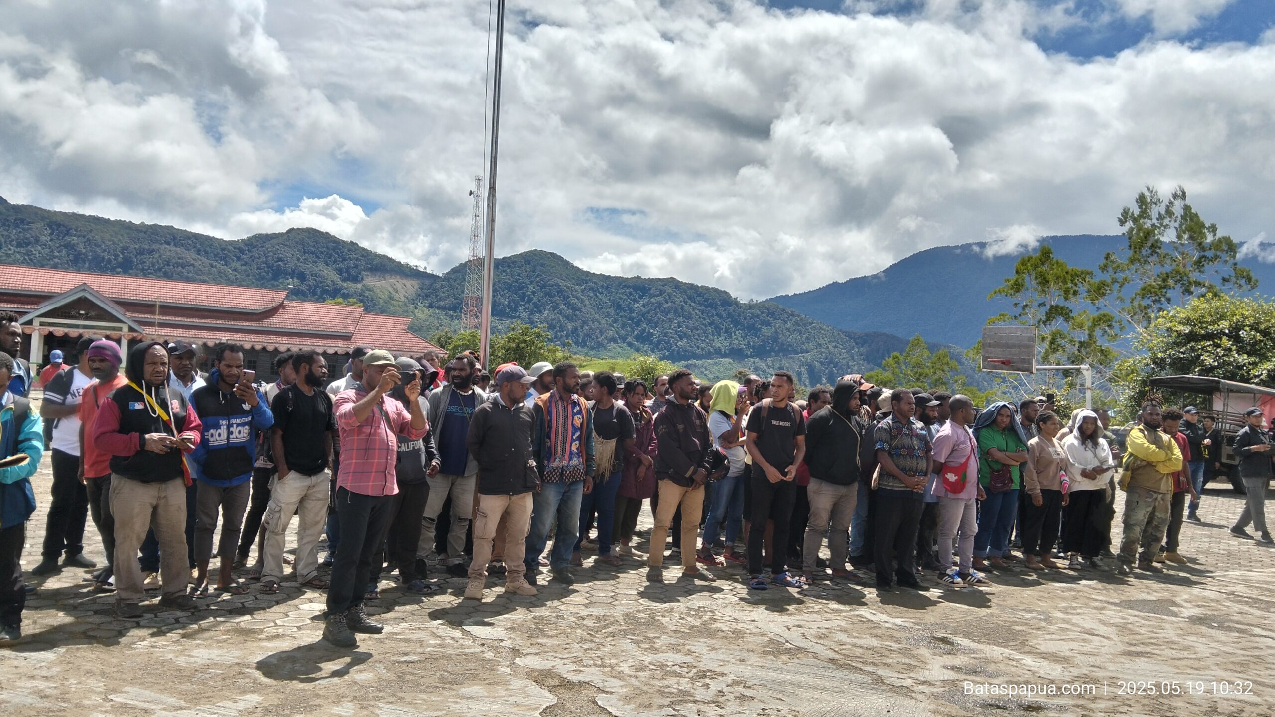 Puluhan pencari kerja (PENCAKER) asli Kabupaten Pegunungan Bintang mendatangi Kantor Bupati Pegunungan Bintang disambut langsung oleh Bupati Pegunungan Bintang Spei Yan Bidana, ST., M.Si, didampingi oleh Sekretaris Daerah Jeni Linthin, SE., M.Si, Kepala BKD Selpiana Uropka, S.Sos, serta jajaran Forkopimda.