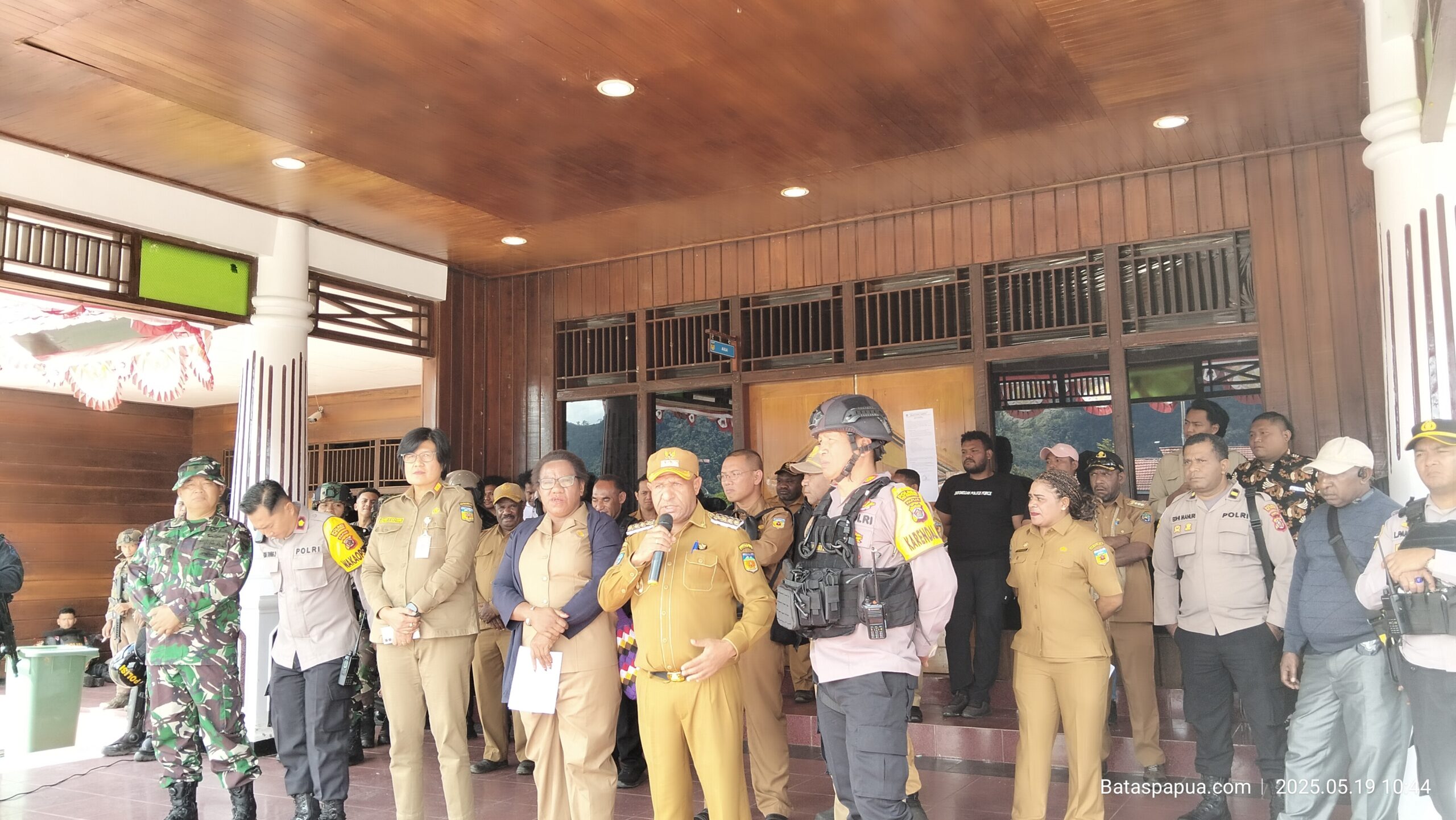 Puluhan pencari kerja (PENCAKER) asli Kabupaten Pegunungan Bintang mendatangi Kantor Bupati Pegunungan Bintang disambut langsung oleh Bupati Pegunungan Bintang Spei Yan Bidana, ST., M.Si, didampingi oleh Sekretaris Daerah Jeni Linthin, SE., M.Si, Kepala BKD Selpiana Uropka, S.Sos, serta jajaran Forkopimda.
