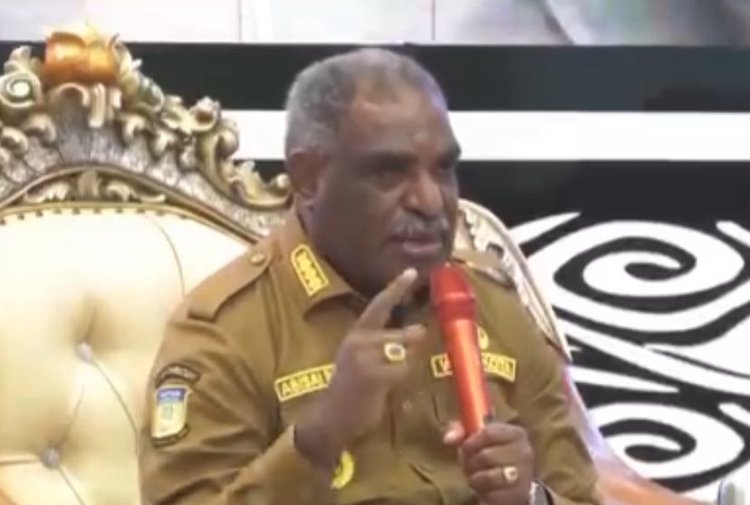 Wali Kota Jayapura, Abisai Rollo saat menyampaikan statementnya dalam acara ekspos 100 hari kerja Wali Kota dan Wakil Wali Kota Jayapura, Senin (16/06/2025).