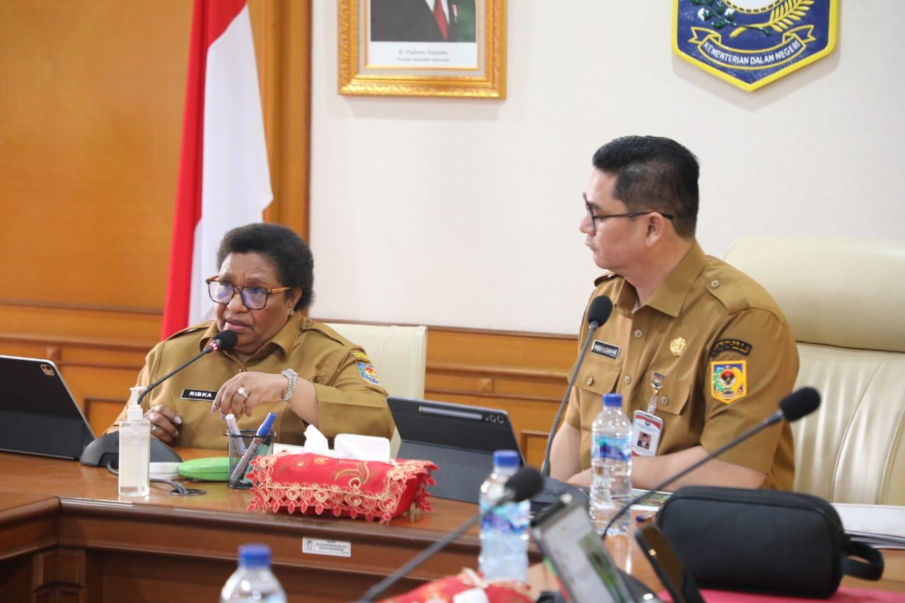 Wakil Menteri Dalam Negeri (Wamendagri) RI, Dr. Ribka Haluk, S.Sos., M.M., mengeluarkan ultimatum keras kepada seluruh kepala daerah di Tanah Papua terkait lambannya penyaluran Dana Otonomi Khusus (Otsus) dan Dana Tambahan Infrastruktur (DTI).