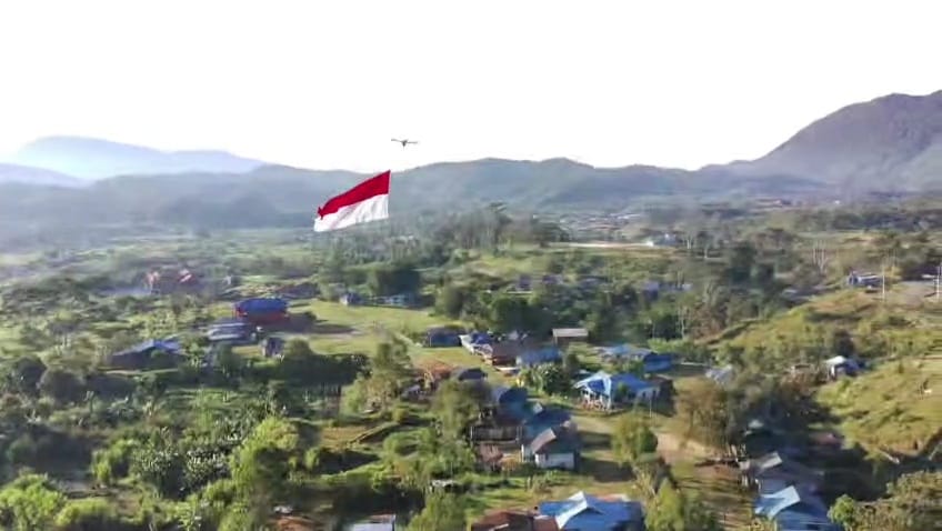 Bendera Merah Putih Berkibar di langit Oksibil, Kabupaten Pegunungan Bintang, Provinsi Papua Pegunungan.