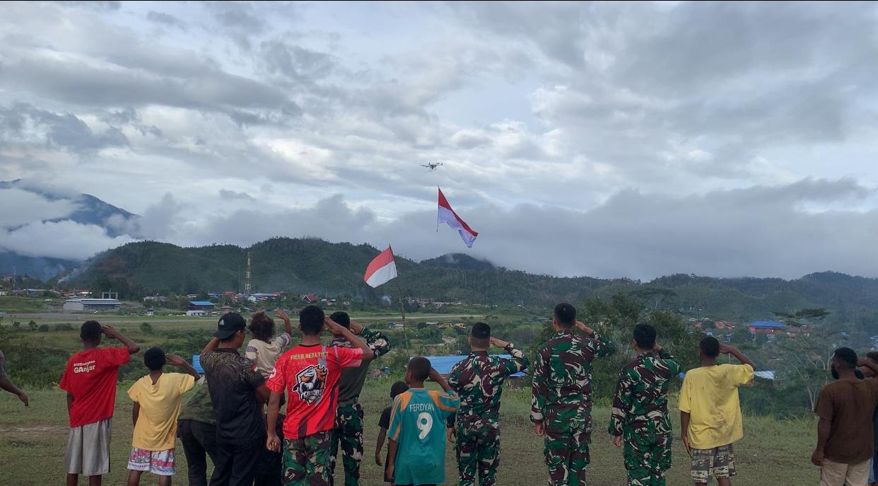 Antusiasme masyarakat sangat tinggi. Warga dari berbagai kampung sekitar hadir dan menyaksikan langsung prosesi pengibaran yang berlangsung khidmat dan sarat makna.