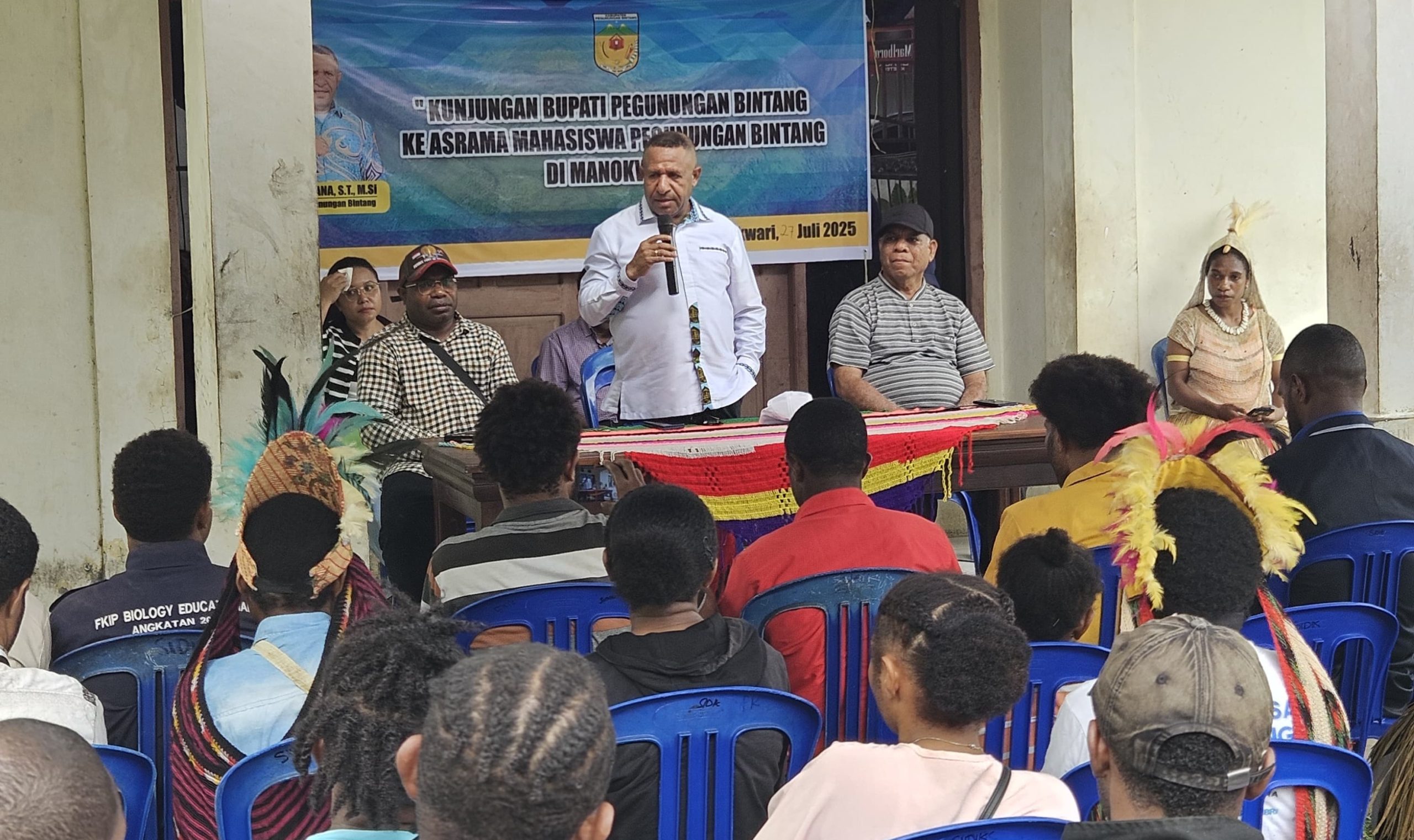 Bupati Pegunungan Bintang, Spei Yan Bidana di asrama Mahasiswa Pegunungan Bintang, Anggori, Kabupaten Manokwari.
