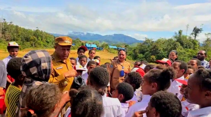 Bupati Spei Yan Bidana berdialog dengan anak-anak SD Kukuperip, Kampung Arinkop, Distrik Kalomdol, belum lama ini. Foto : Ist