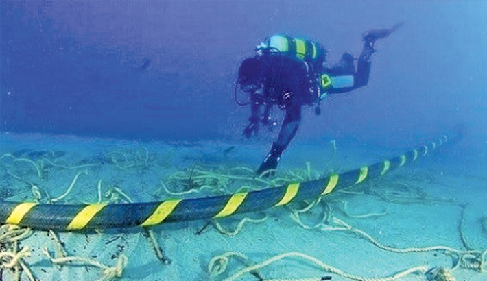 Ilustrasi perbaikan jaringan kabel bawah laut. Foto: Ist