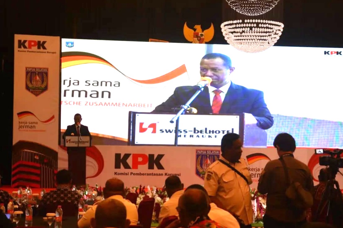 Gubernur Papua Selatan, Apolo Safanpo saat memberikan sambutan dalam forum Seminar dan Lokakarya Pencegahan Korupsi Dana Otsus di Hotel Swiss-Bel Merauke, Rabu (20/8/2025).
