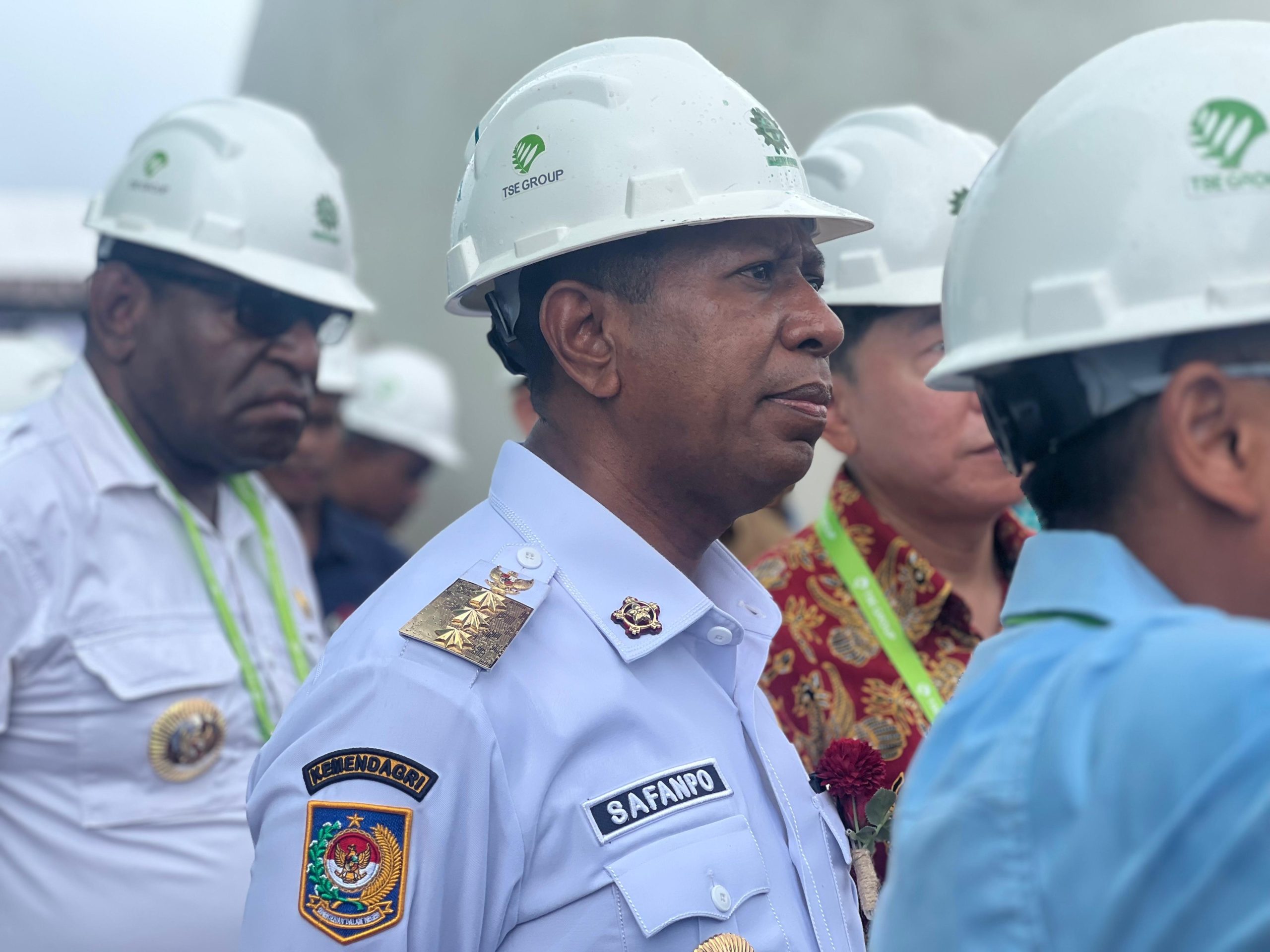 Gubernur Papua Selatan Apolo Safanpo meninjau Pembangkit Listrik Tenaga Biogas (PLTBg) di Distrik Ulilin, Kabupaten Merauke.