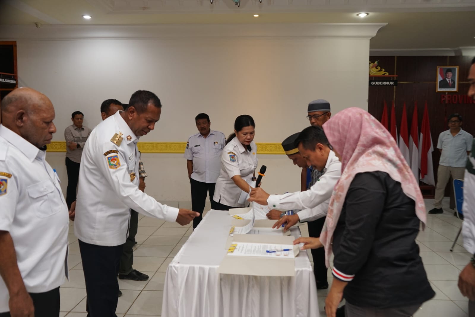 Gubernur Provinsi Papua Selatan Apolo Safanpo menyerahkan bantuan keuangan kepada partai politik perserta Pemilu 2024.
