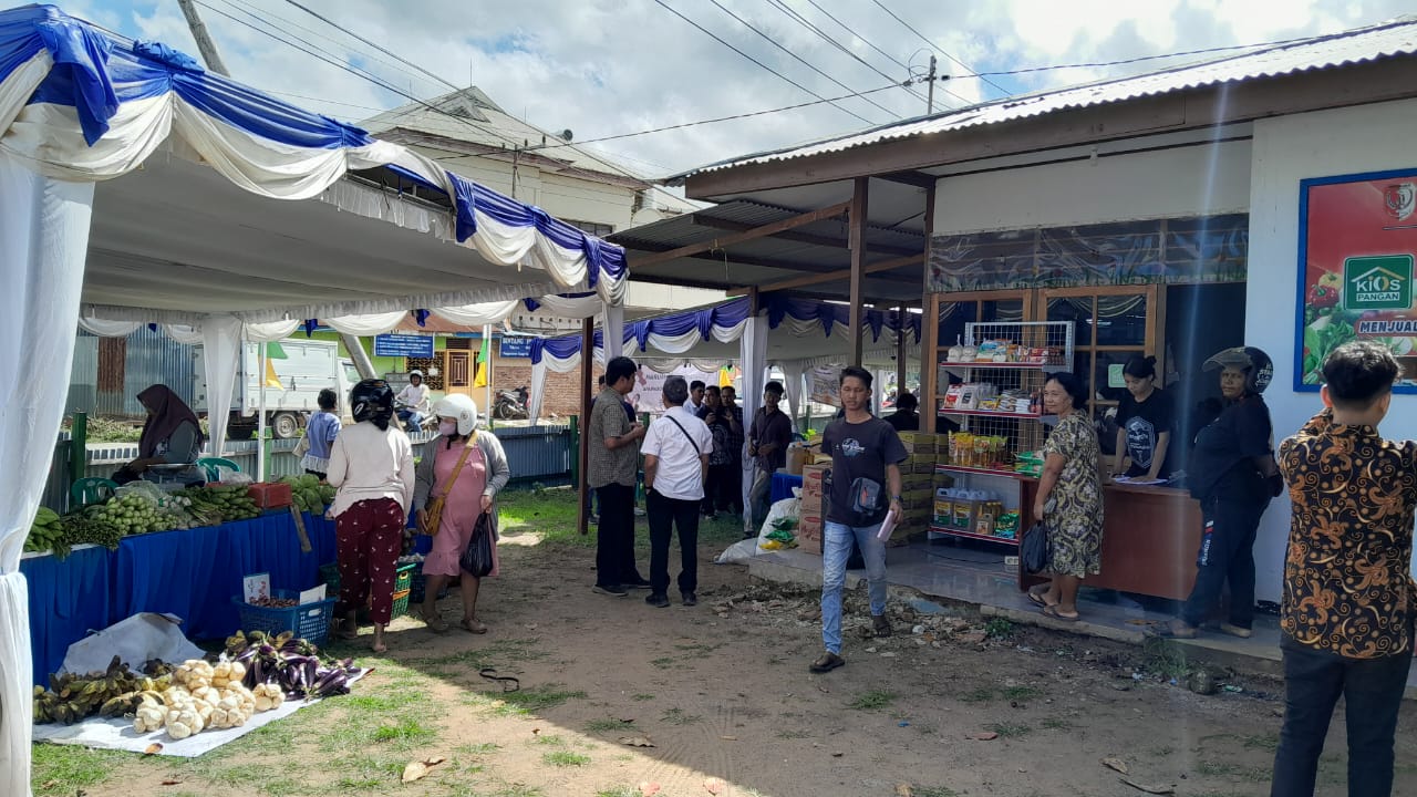 Suasana penjualan bahan pangan murah di warung pangan pemerintah Kabupaten Merauke.
