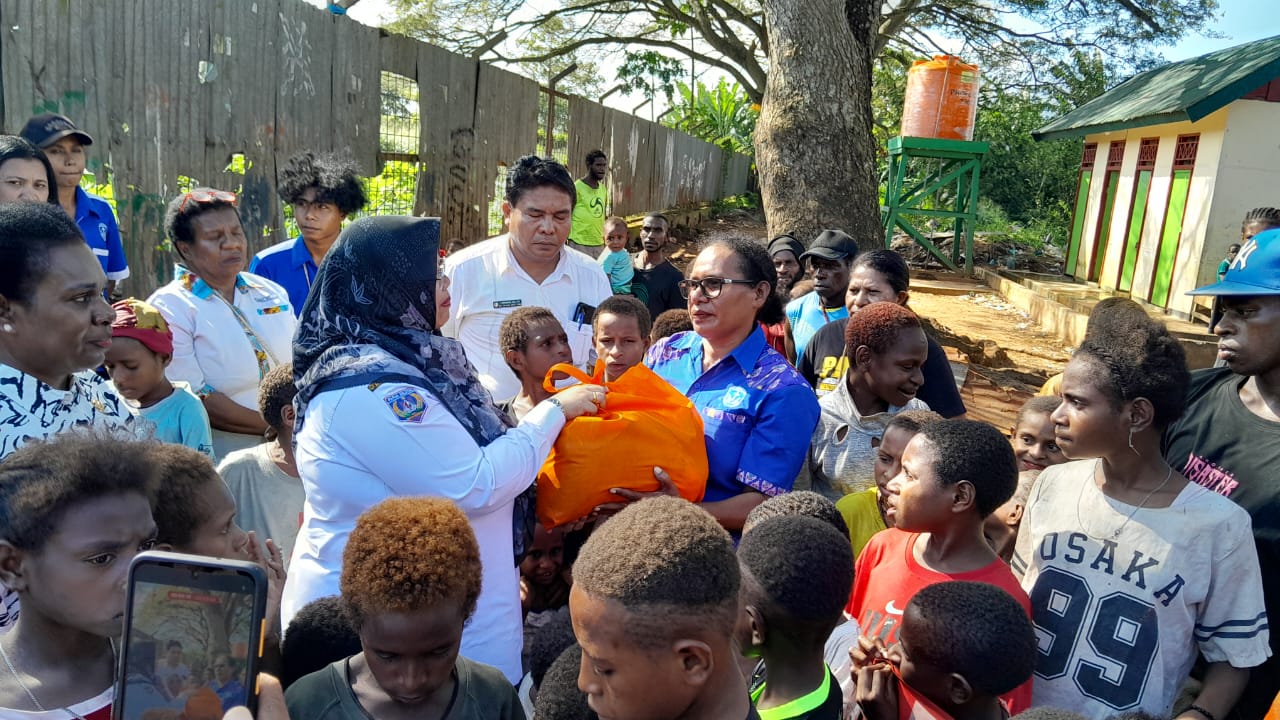 Wakil Bupati Merauke, Fauzun Nihayah memberikan paket bantuan secara simbolis di Merauke.