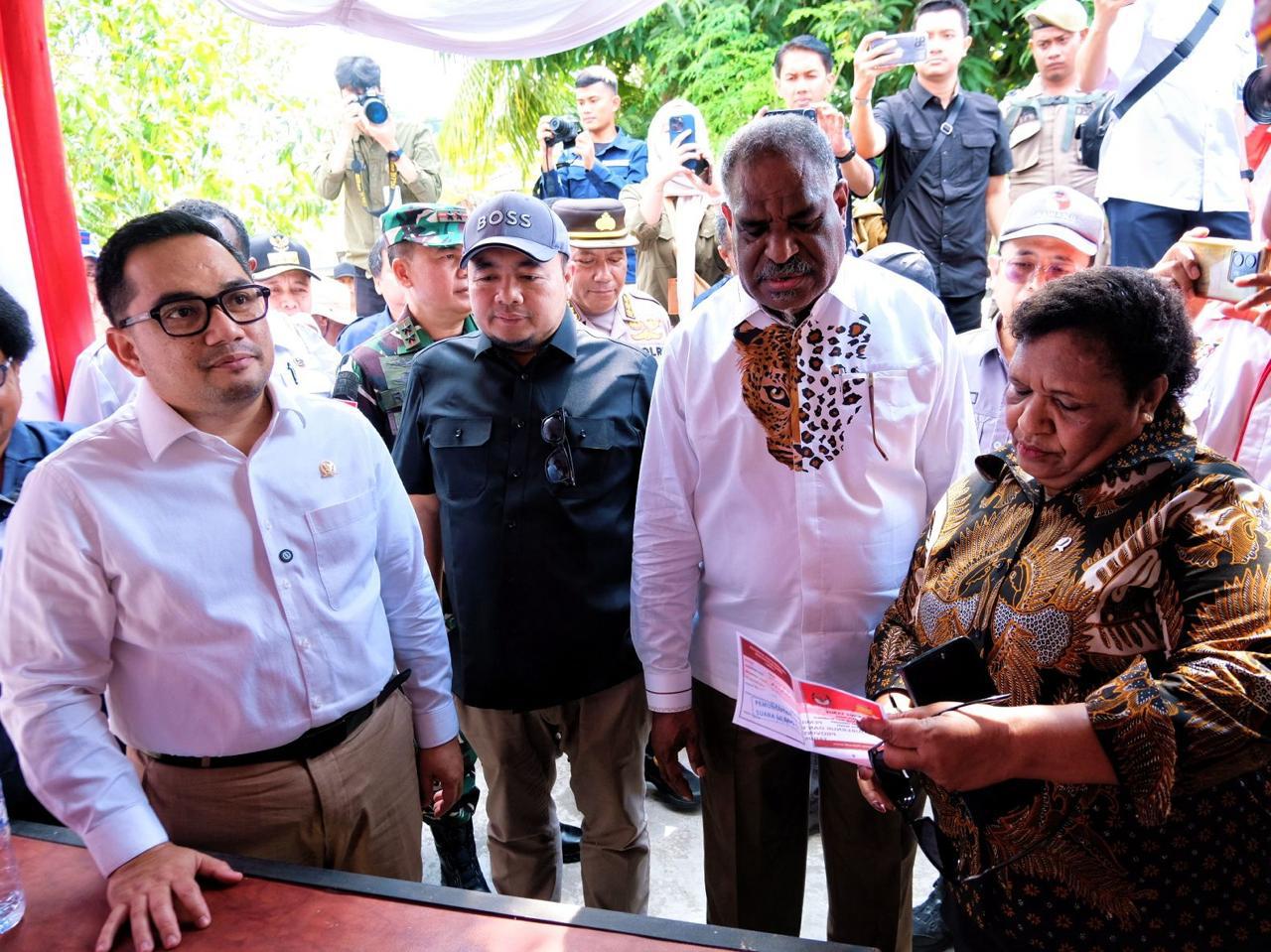 Wamendagri Ribka Haluk meninjau proses pencoblosan surat suara di Tempat Pemungutan Suara (TPS) 33, Lapangan SKB depan Auri Sentani, Kabupaten Jayapura, Papua, Rabu (6/8/2025). Foto : Puspen Kemendagri/Josua