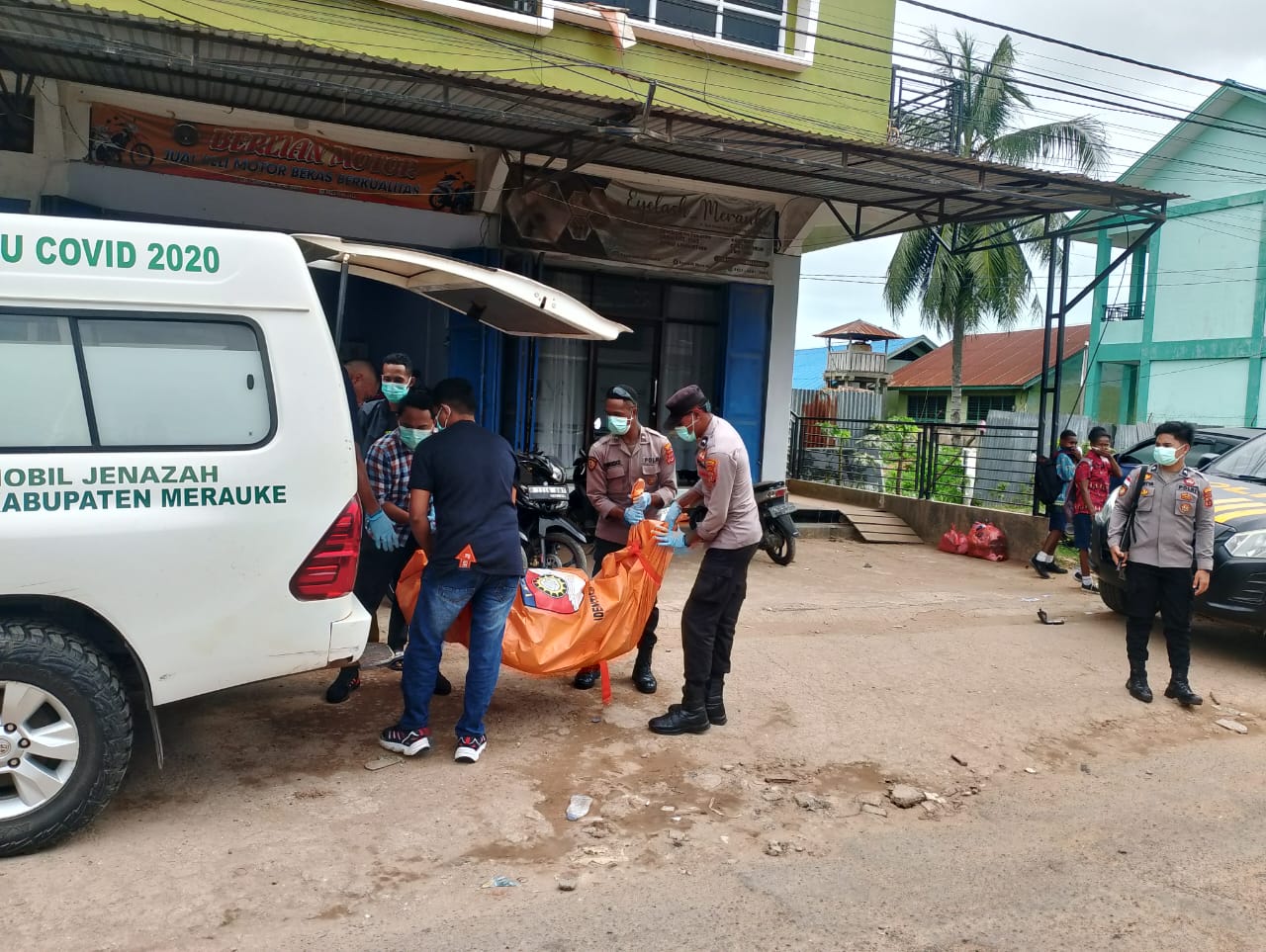 Jenazah seorang perempuan berinisial SB (45) di Jl.Gak, Merauke. Foto: Humas Polres Merauke.