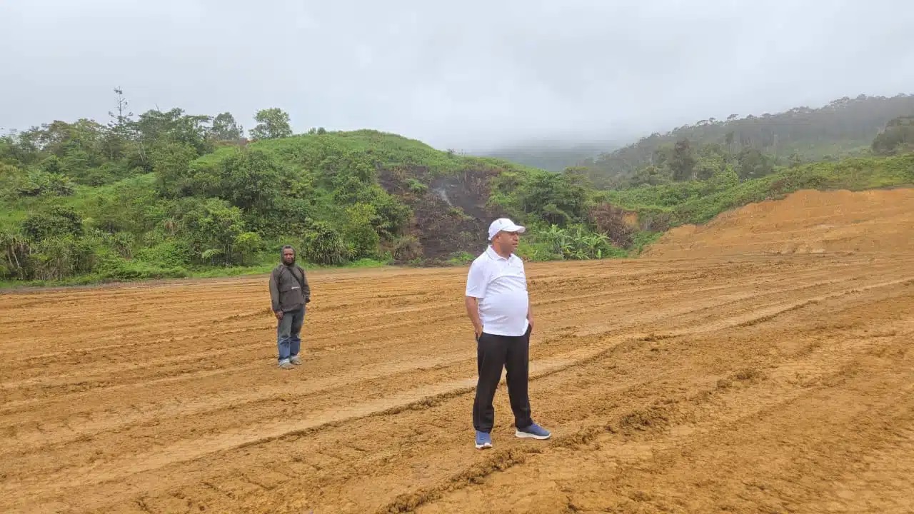 Bupati Pegunungan Bintang, Spei Yan Bidana, meninjau lokasi rencana pembangunan Stadion Sibil Yosep Kotanon Yaorka di Kampung Dabolding, Distrik Kalomdol. Foto : Istimewa/Bataspapua.com.