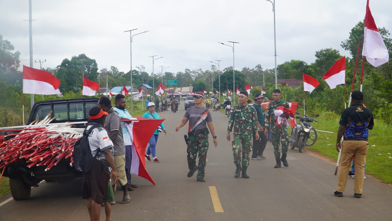 Pemasangan bendera Merah Putih melibatkan masyarakat Kamoung Sota. Foto : Ist/Bataspapua.com.
