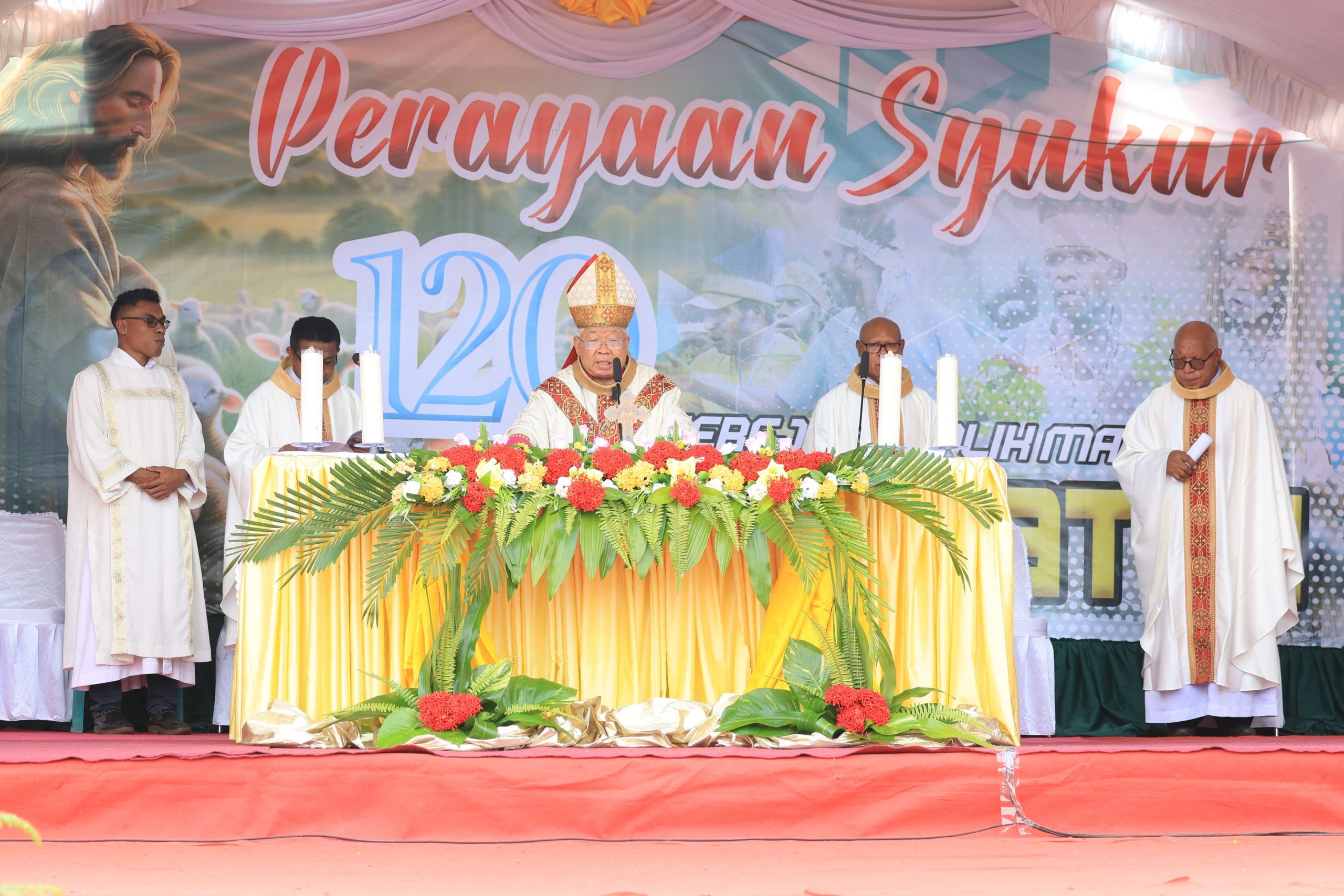 Uskup Agung Merauke, Mgr.Petrus Canisius Mandagi mmeimpim misa peringatan agama Katolik Masuk di Papua Selatan. Foto : HUmas pemprov Papua Selatan/Bataspapua.com